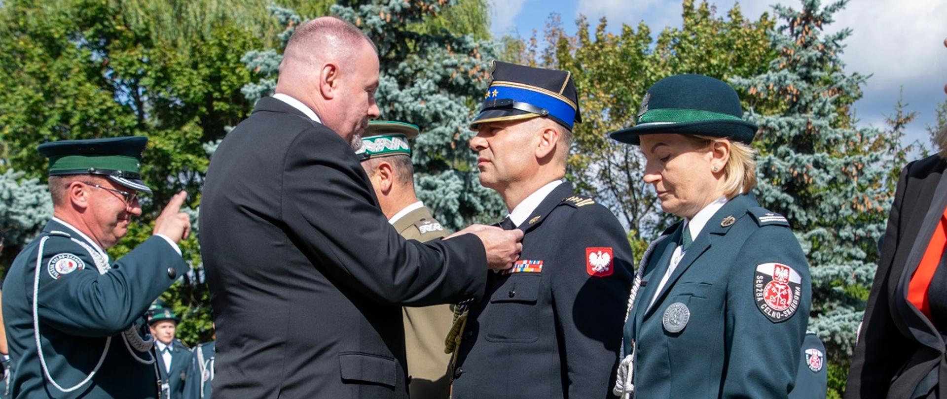 Podlaski komendant wojewódzki Państwowej Straży Pożarnej - st. bryg. Janusz Kondrat, został odznaczony srebrną odznaką „Zasłużony dla Krajowej Administracji Skarbowej” - Zbigniew Stawicki, Podsekretarz Stanu w Ministerstwie Finansów przypina odznaczenie do klapy munduru