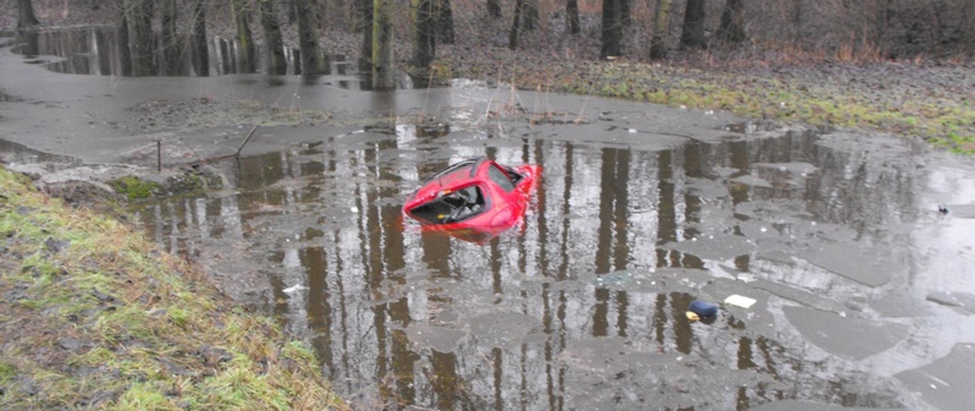 Zdjęcie przedstawia samochód osobowy w wodzie