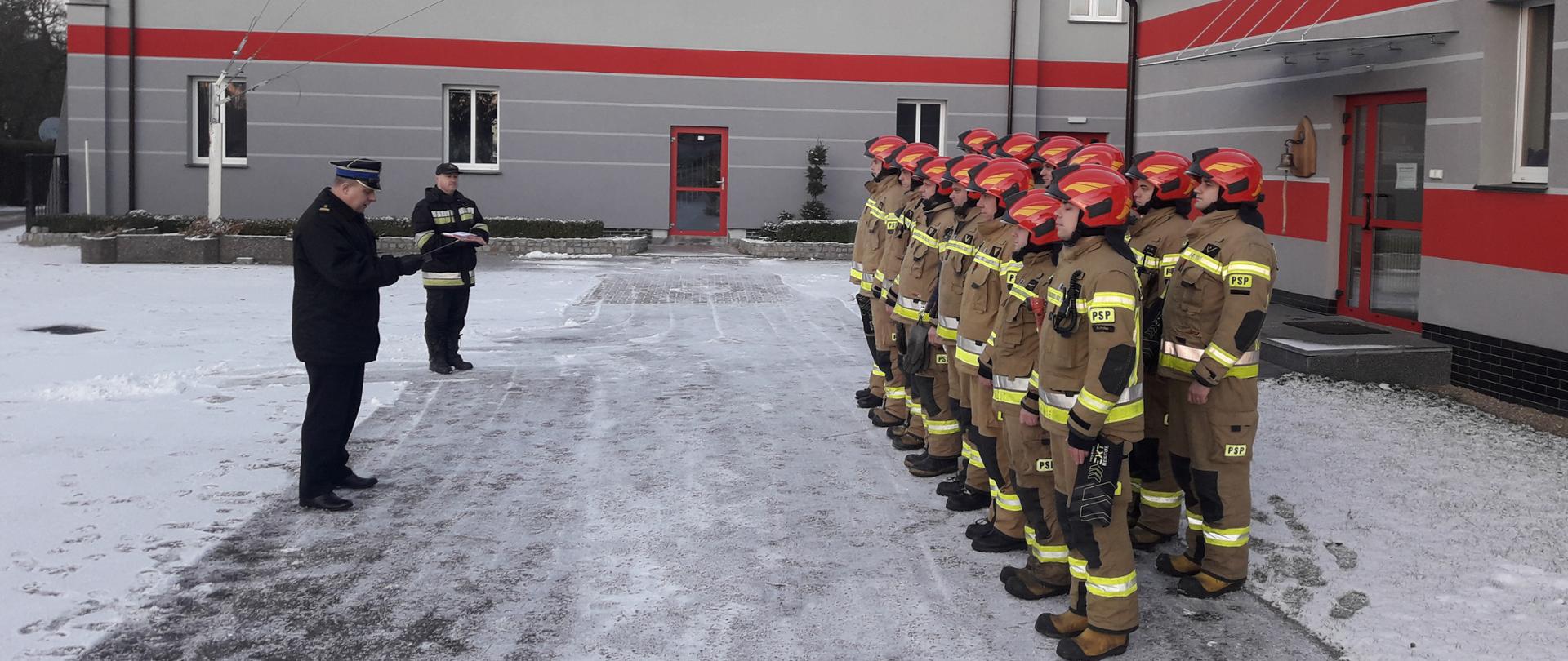 komendant powiatowy PSP bryg. Jarosław Kołak przekazał podziękowania dla st. ogn. Jacka Pietrzaka,