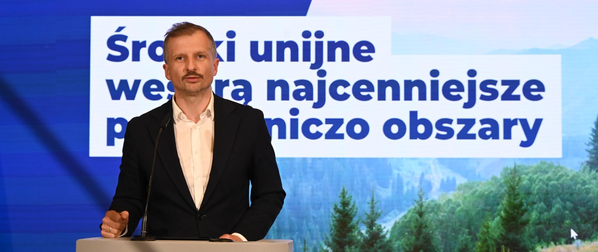 Wiceminister klimatu i środowiska Mikołaj Dorożała w trakcie konferencji prasowej