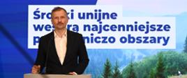 Wiceminister klimatu i środowiska Mikołaj Dorożała w trakcie konferencji prasowej