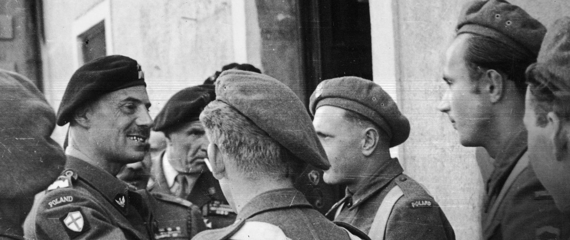 Generał Władysław Anders z żołnierzami