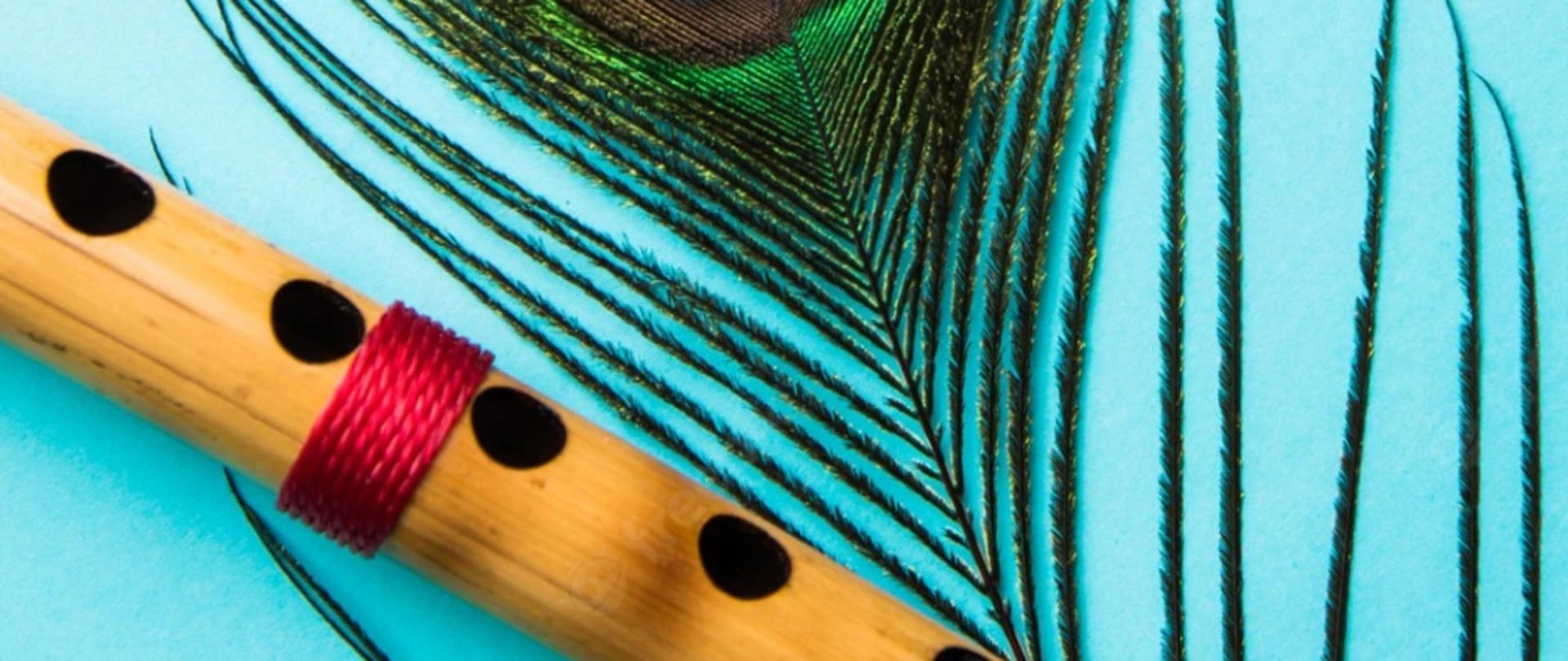 Zdjęcie na błękitnym tle. U dołu znajduje się flet wykonany z bambusa, a nad nim pawie pióro. Na zdjęciu zdjęciu znajdują się napis: "Koncert klasy fletu odbędzie się 25 maja 2023 r. o godz. 16.00 w auli szkoły."