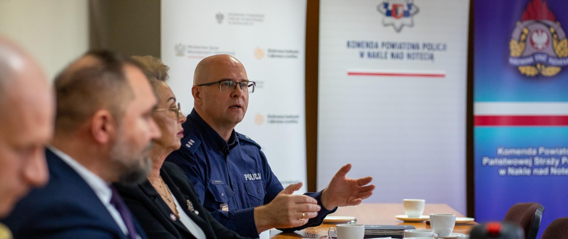 Uczestnicy spotkania podczas wizyta wojewody w powiecie nakielskim