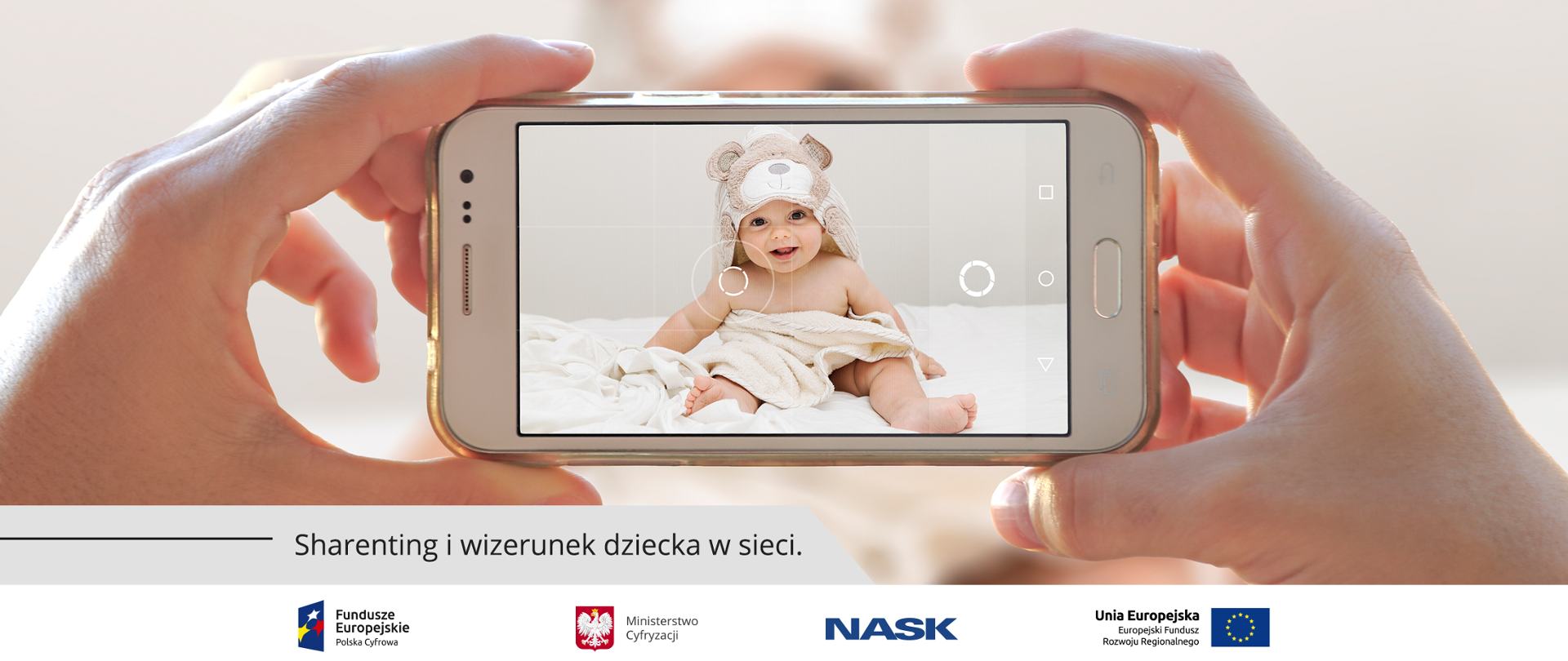 Grafika. Rodzic wykonujący smartfonem zdjęcie kilkumiesięcznemu dziecku. Poniżej napis: Sharenting i wizerunek dziecka w sieci. 