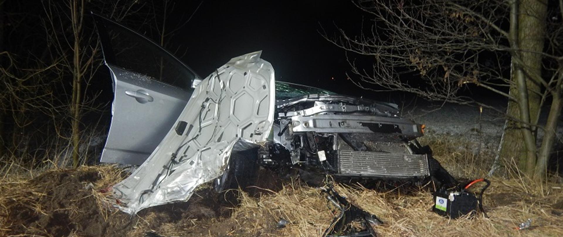 Zdjęcie przedstawia samochód osobowy po wypadku drogowym