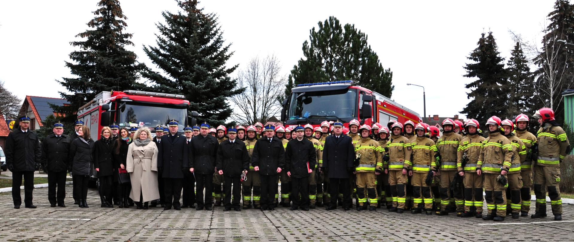 Jest to wspólne zdjęcie strażaków odchodzących na emeryturę z załogą KP PSP w Pile, JRG 1 oraz JRG 2.