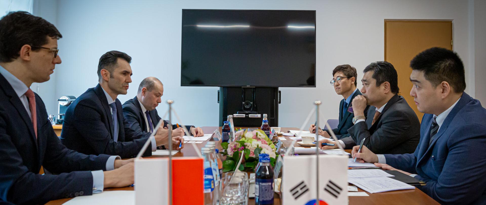 Wiceminister infrastruktury Piotr Malepszak oraz ambasador Korei Południowej w Polsce Lim Hoonmin