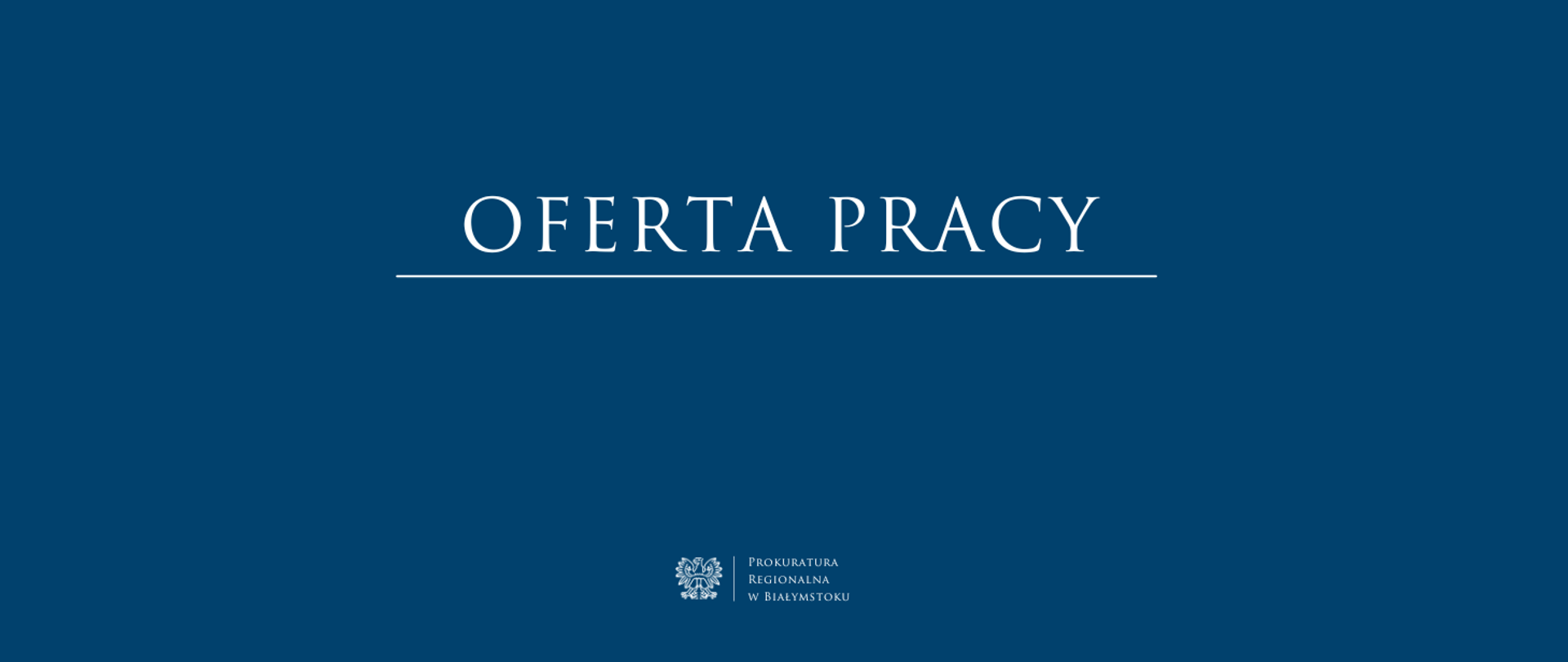 Baner ma ciemnoniebieskie tło i prosty, elegancki wygląd. Na środku znajduje się duży biały napis „OFERTA PRACY”, oddzielony od reszty cienką, poziomą linią w kolorze białym.
Na dole banera, pośrodku, umieszczone jest małe logo z orłem (symbol państwowy) oraz tekst: „PROKURATURA REGIONALNA W BIAŁYMSTOKU”, również w kolorze białym i zapisany dużymi literami.