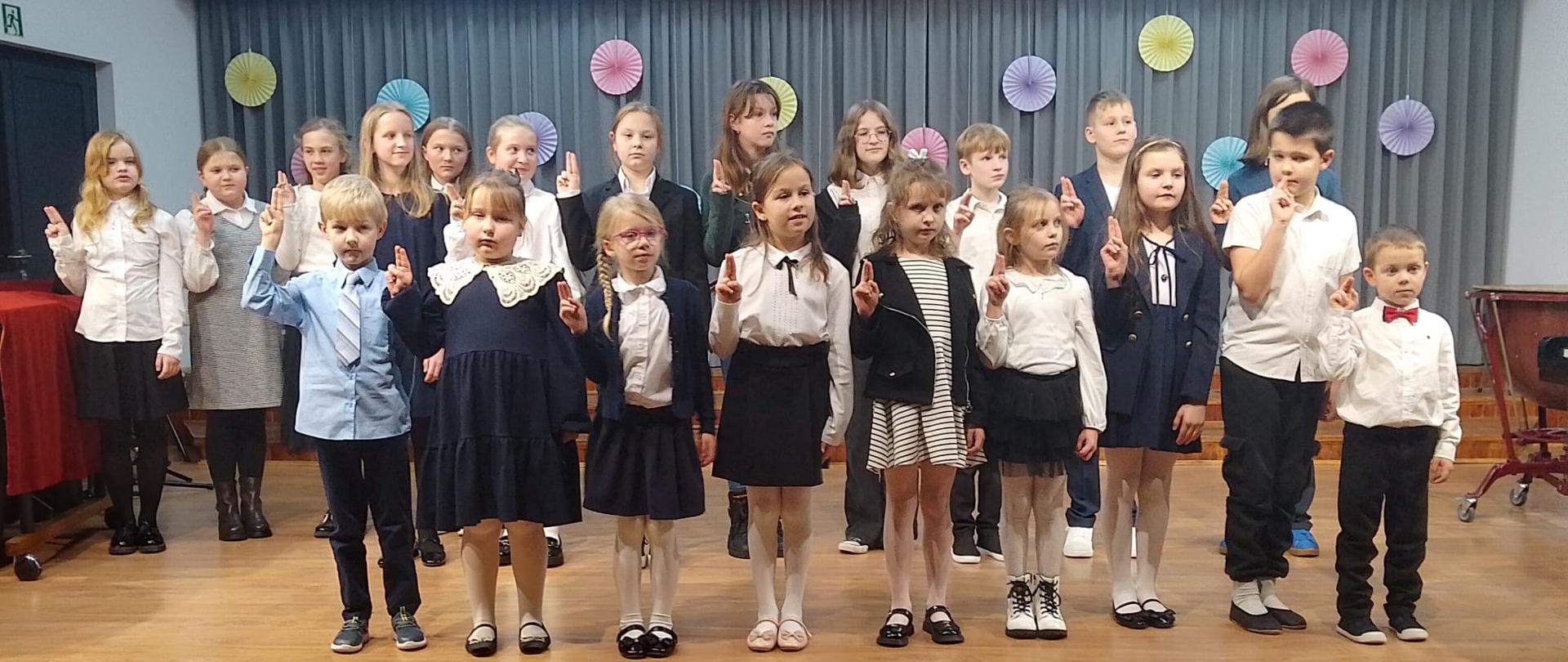 Uczniowie występują na scenie szkoły muzycznej