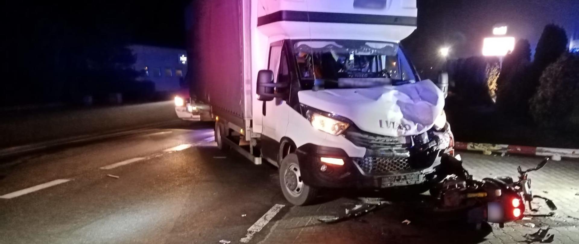 samochód dostawczy pod którym leży motorowej - miejsce po wypadku