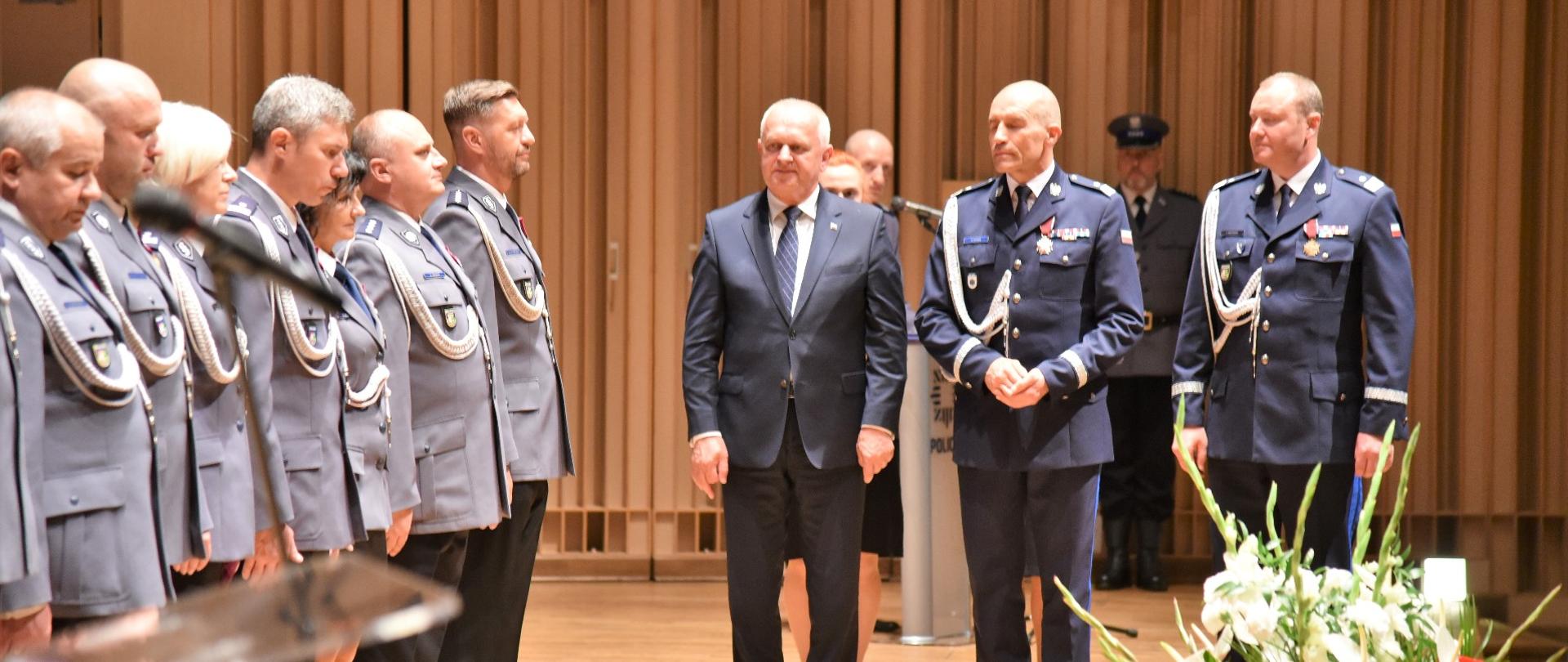 Uroczysta zbiórka - przygotowanie do wręczenia odznaczeń 