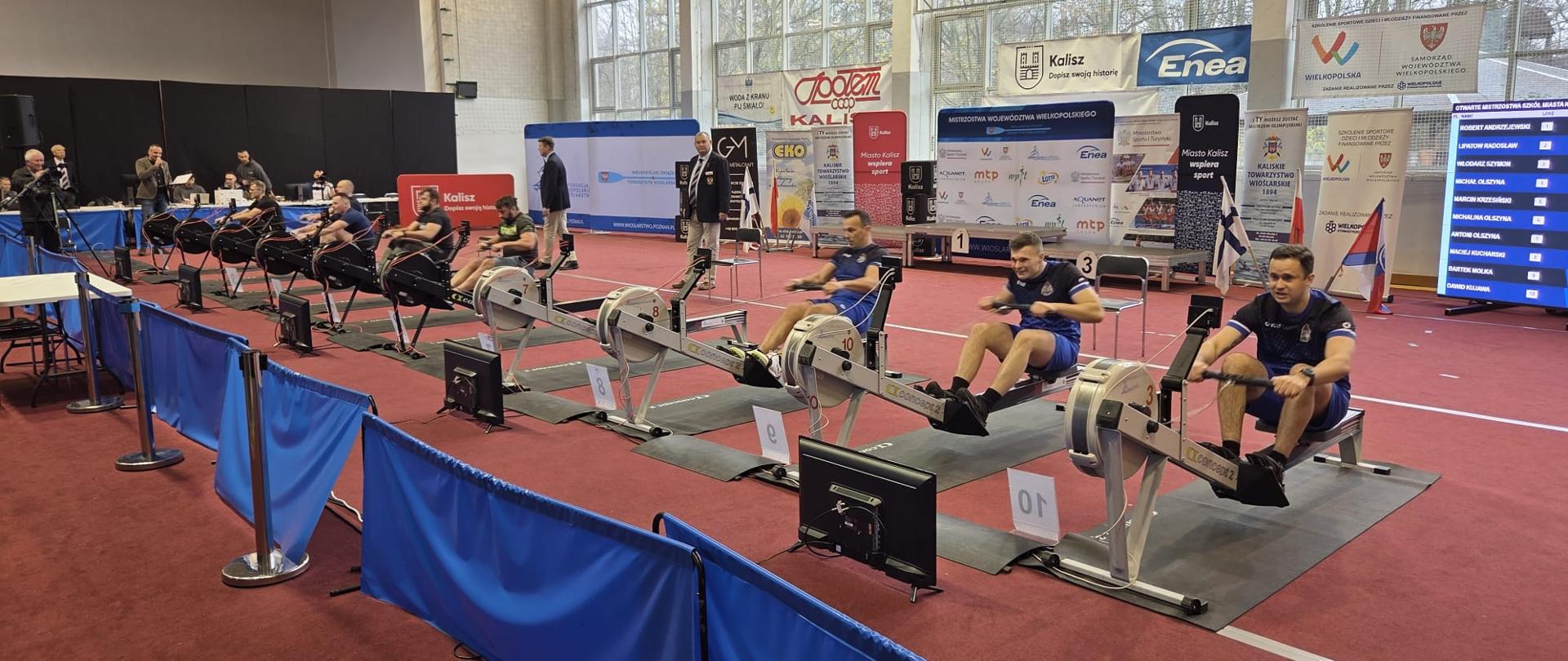 Strażacy na ergometrach wioślarskich