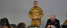 Na pierwszym planie przemawiający st.bryg. Marcin Charuba , w tle pozostali uczestnicy narady