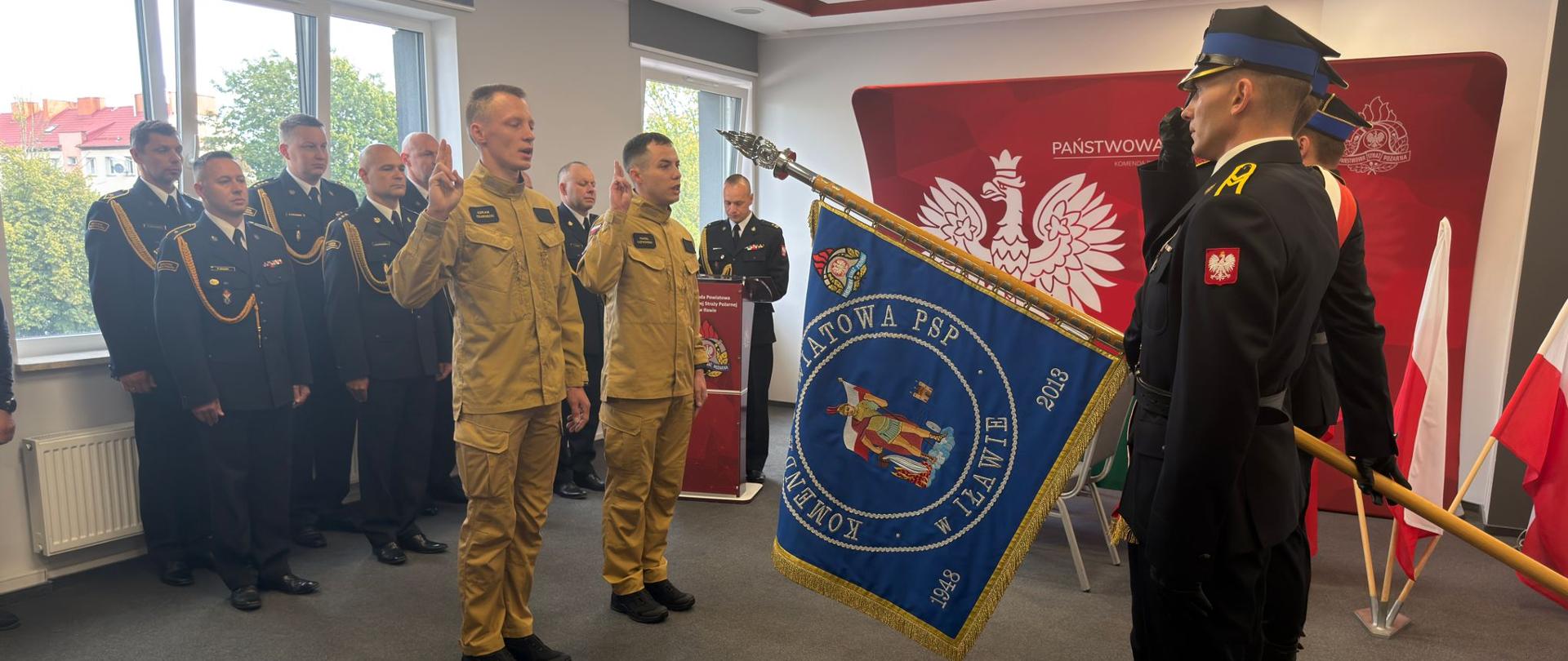Uroczystość złożenia ślubowania przez nowych strażaków iławskiej komendy