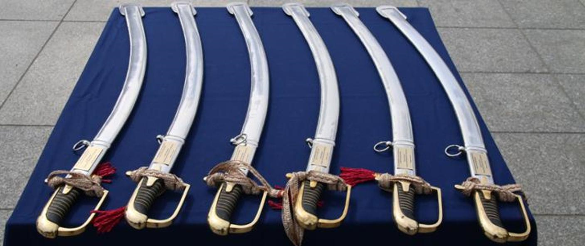 Szable generalskie na niebieskim tle