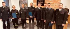 W gabinecie Komendanta Powiatowego Państwowej Straży Pożarnej w Świeciu do zdjęcia pozują funkcjonariusze Komendy Powiatowej Państwowej Straży Pożarnej w Świeciu.