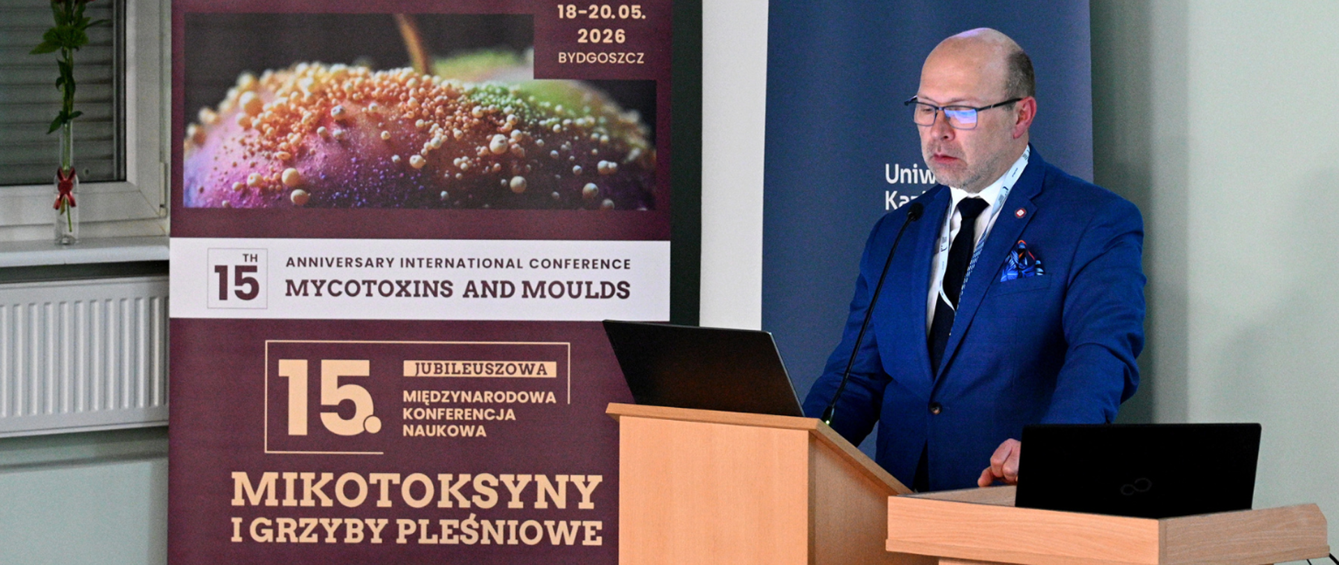 Państwowy Wojewódzki Inspektor Sanitarny w Bydgoszczy Wojciech Koper podczas wystąpienia na XV Międzynarodowej Konferencji „Mikotoksyny i grzyby pleśniowe” na Uniwersytecie Kazimierza Wielkiego w Bydgoszczy.
