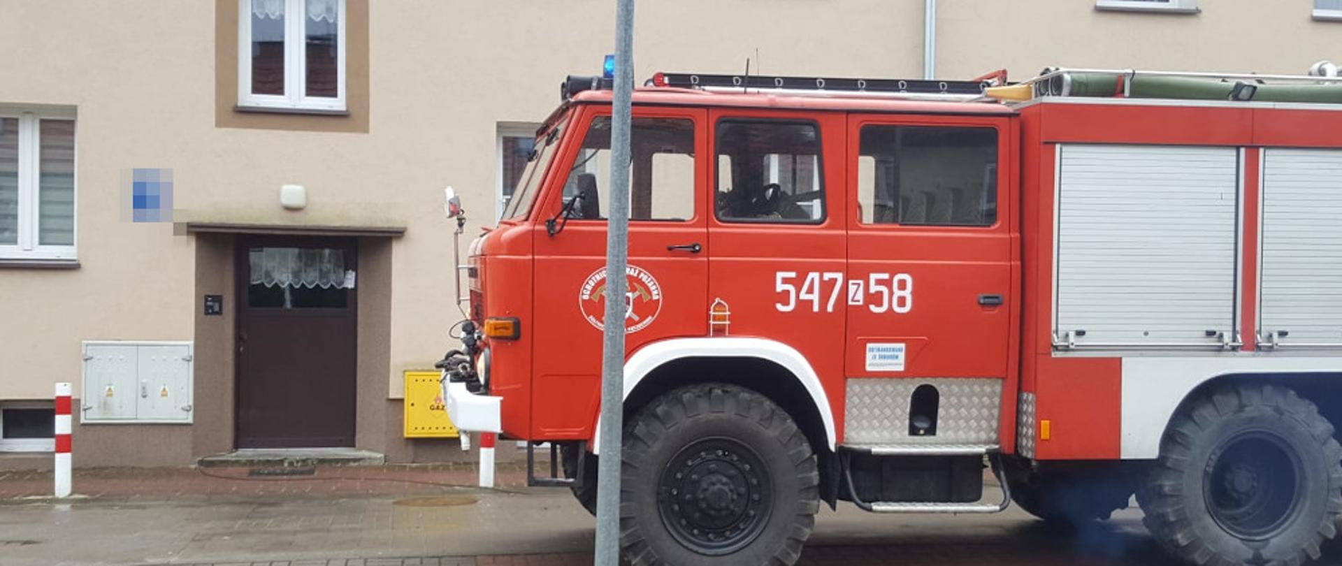 Skutki porywistego wiatru w powiecie szczecineckim - z agregatu prądotwórczego zamocowanego na pojeździe ratowniczo-gaśniczym koloru czerwonego kablem zasilany jest w mieszkaniu urządzenie do tlenoterapii.