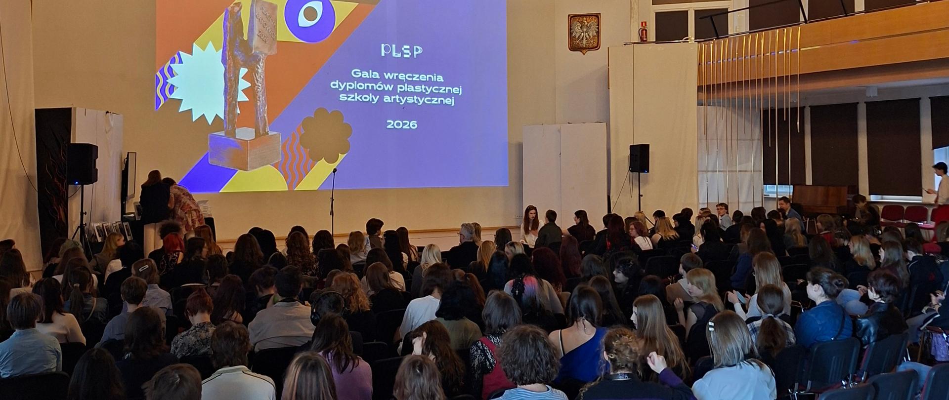 Fotografia z auli podczas uroczystej Gali wręczenia Dyplomów 2026