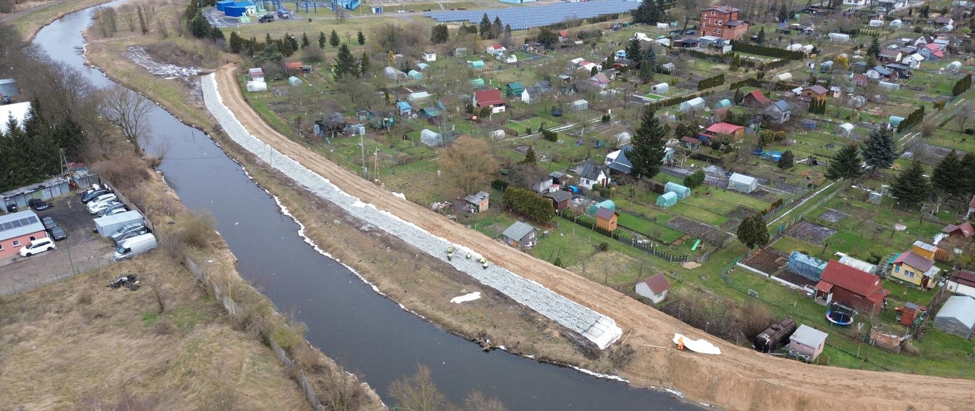 budowa umocnień wzdłóż iny