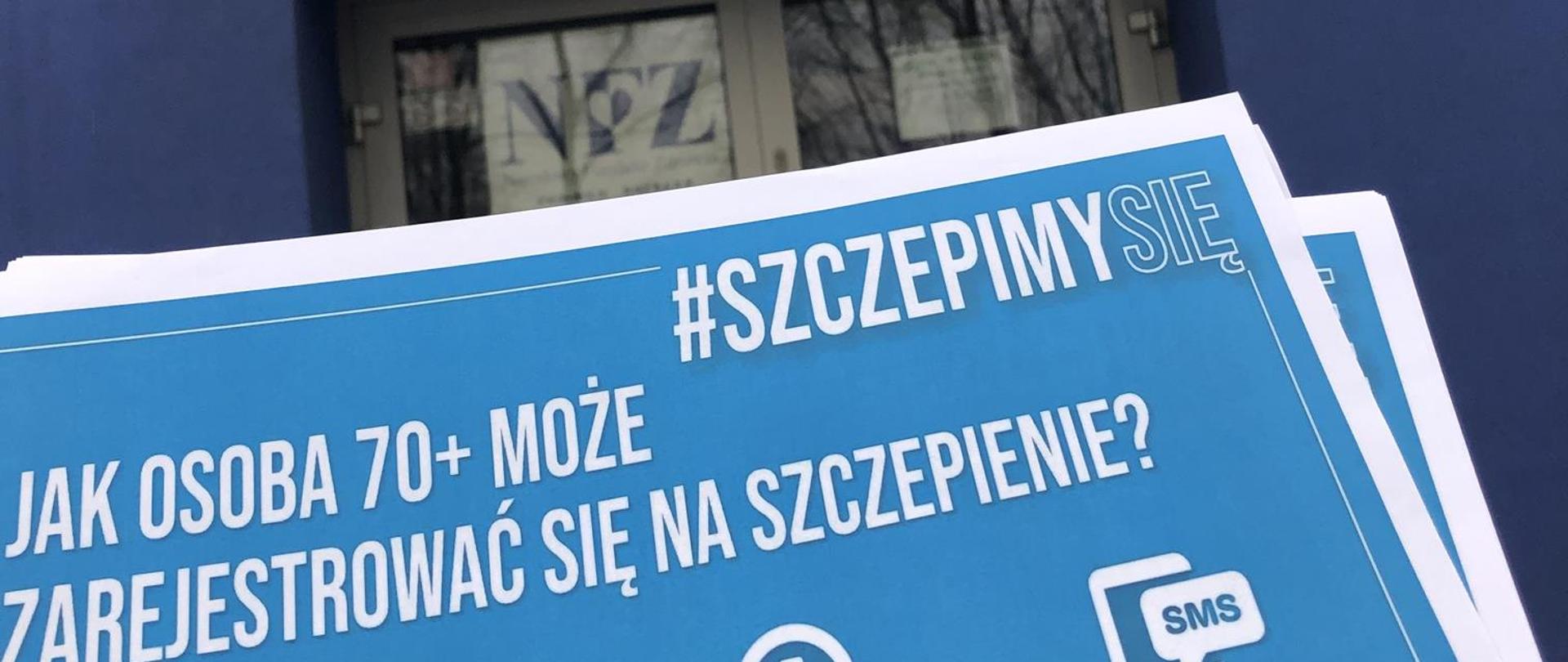 Ulotka #szczepimy się na tle przychodni medycznej. Akcja prowadzona w Bytomiu pod przychodniami lekarskimi.