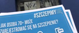Ulotka #szczepimy się na tle przychodni medycznej