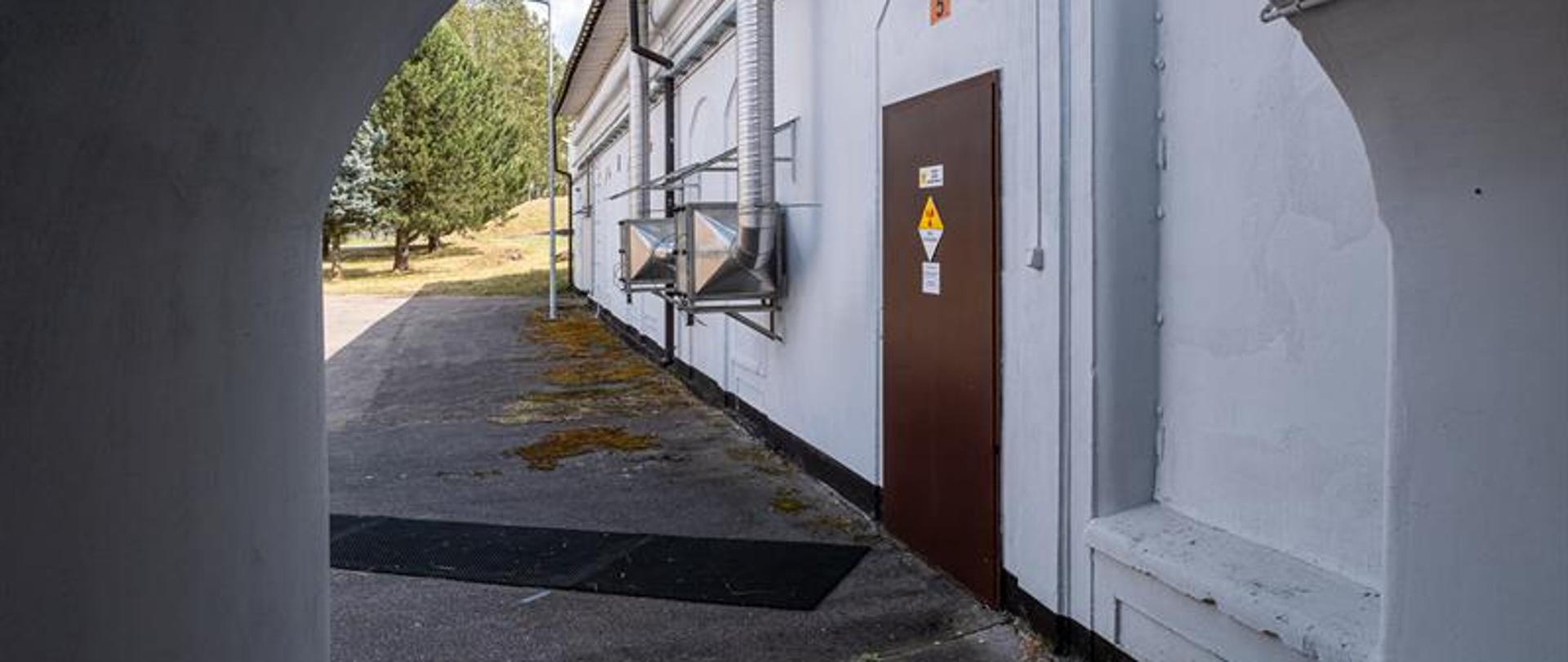 Widok na fragment fortu, w którym mieści się Krajowego Składowisko Odpadów Promieniotwórczych