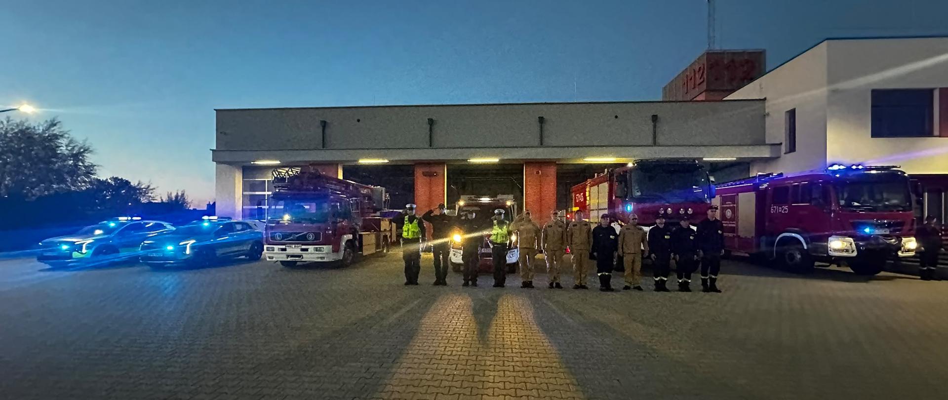 strażacy z Komendy Powiatowej Państwowej Straży Pożarnej w Węgrowie, policjanci z Komendy Powiatowej Policji w Węgrowie oraz druhny i druhowie z jednostek Ochotniczych Straży Pożarnych z terenu powiatu węgrowskiego oddali hołd dwóm strażakom z Jednostki Ratowniczo-Gaśniczej w Nisku.
