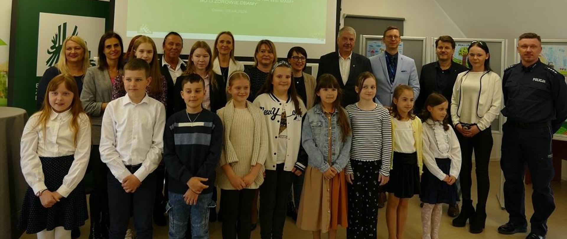 zdjęcie grupowe laureatów