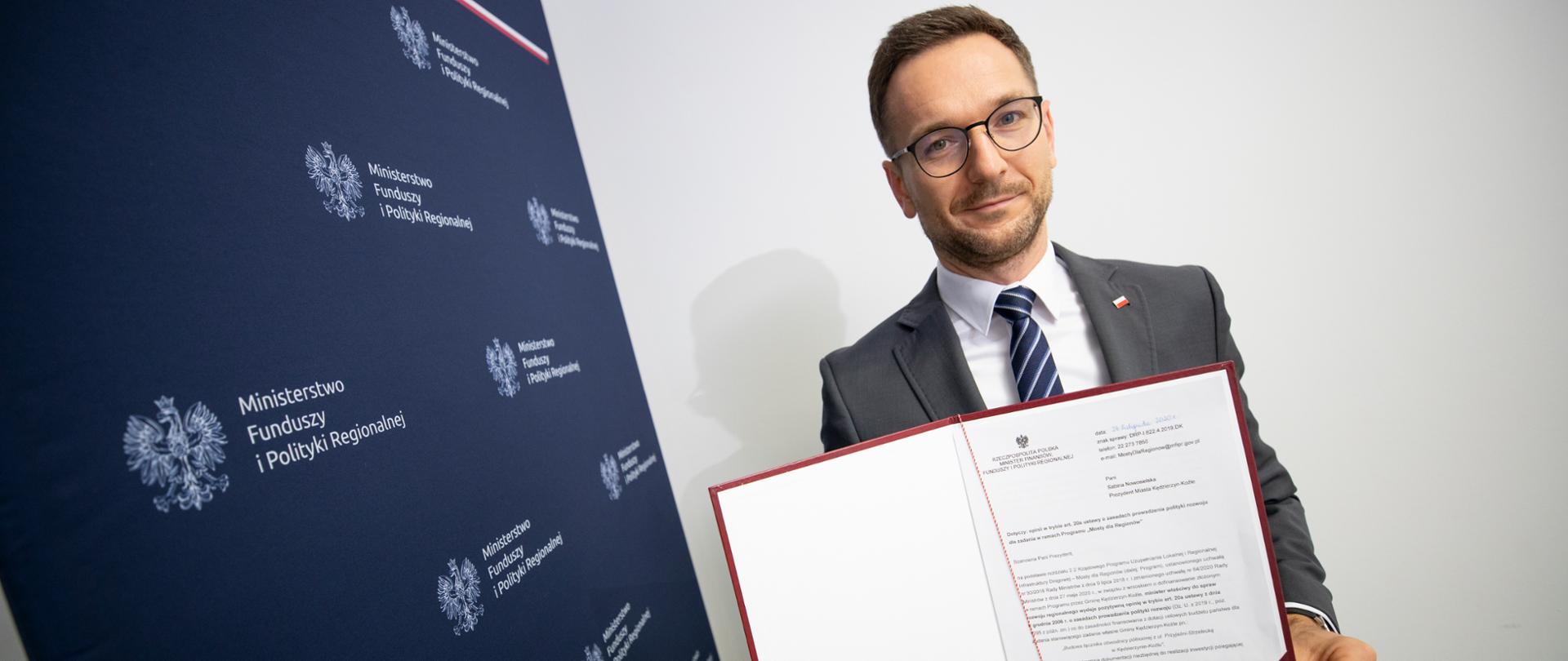 wiceminister Waldemar Buda prezentuje pozytywną opinię dla inwestycji Mosty dla Regionów w Kędzierzynie-Koźlu