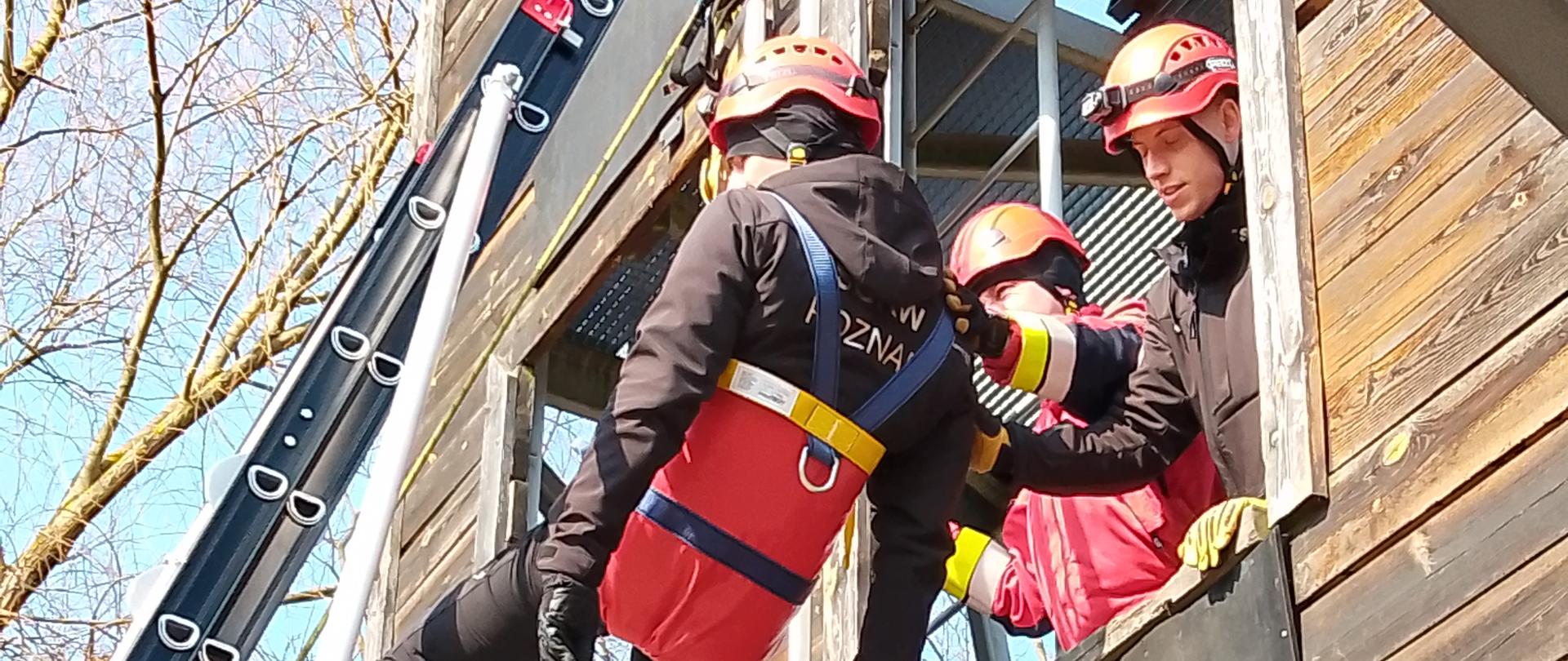 strażak opuszczany ze wspinalni na linie