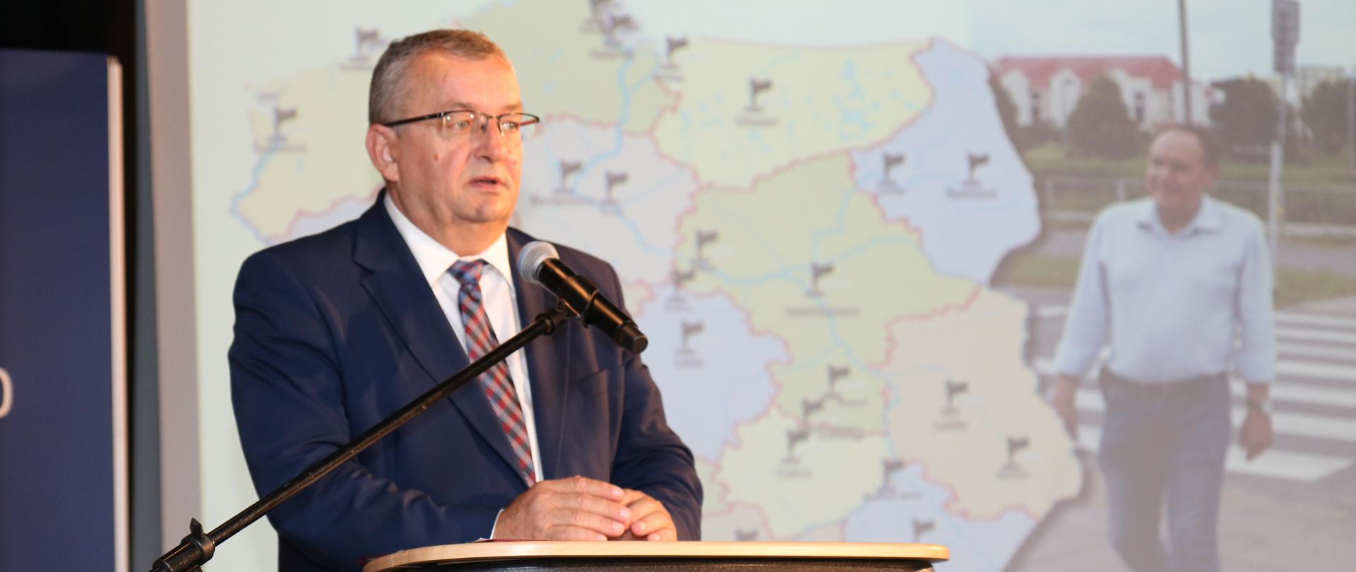 Minister Andrzej Adamczyk omawia cele akcji
