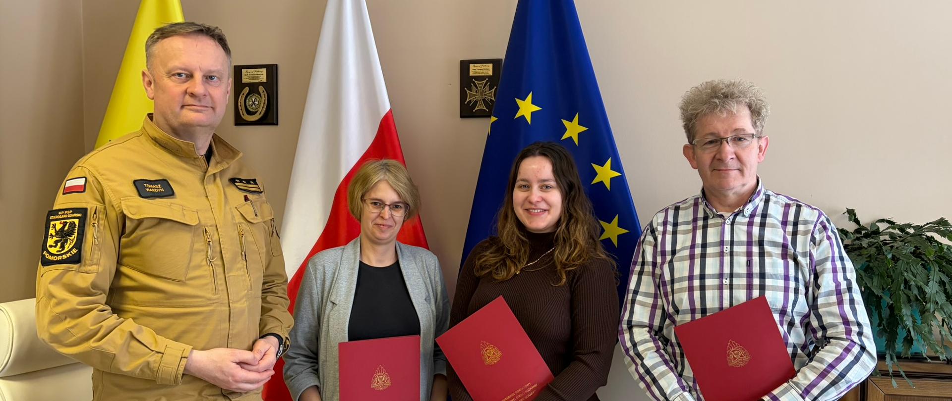 Na zdjęciu pracownicy cywilni KP PSP Starogard Gdański wraz z komendantem powiatowym