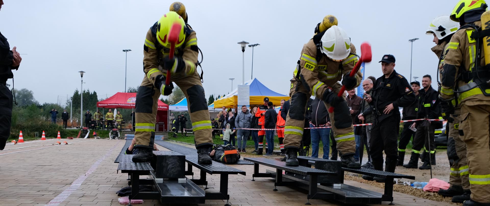 Na zdjęciu strażak podczas pokonywania przeszkody na torze