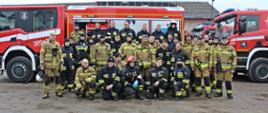 Zdjęcie grupowe strażaków uczestniczących w warsztatach "Mieszkaniówka" Gręzów 2022 - dzień I.