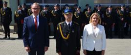Zdjęcie przedstawia nagrodzonego strażaka oraz przedstawicieli Urzędu Miasta, w te strażacy KP PSP Starogard