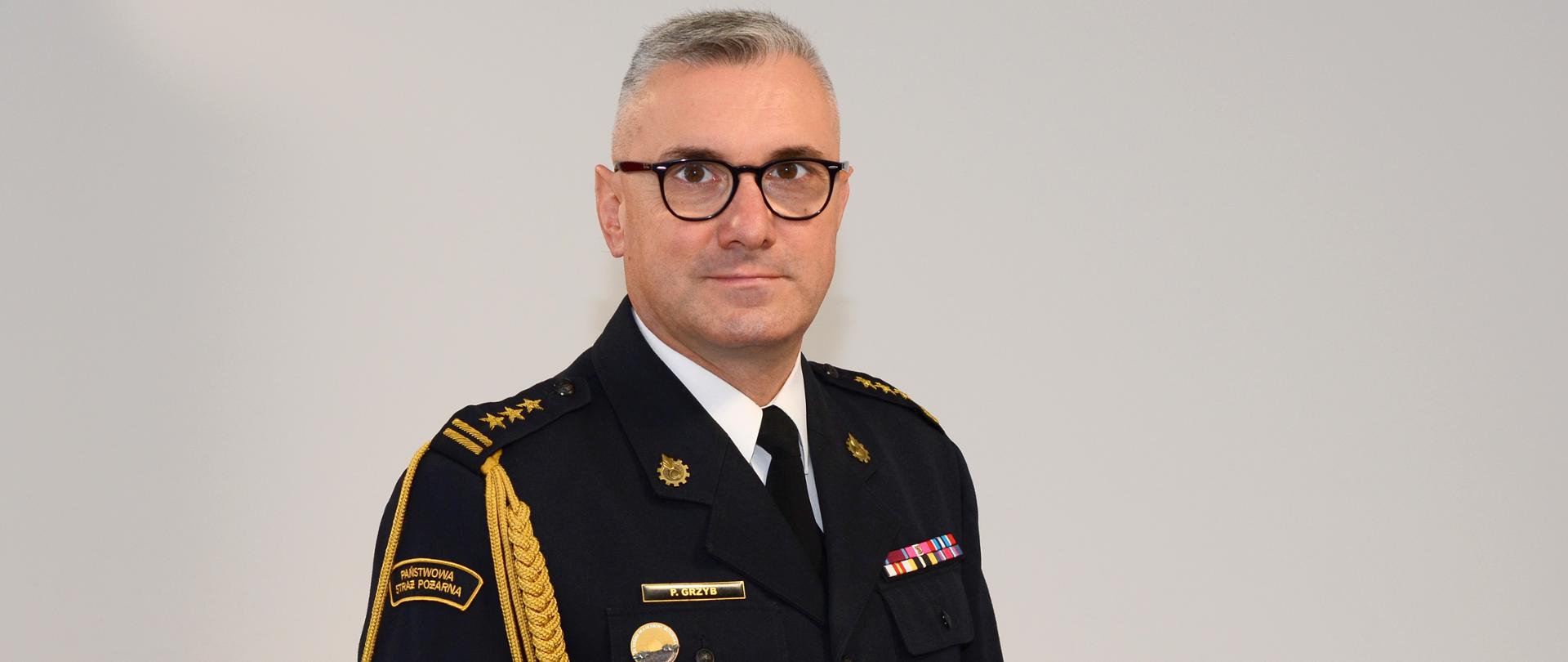 Zdjęcie portretowe zastępcy komendanta wojewódzkiego Państwowej Straży Pożarnej