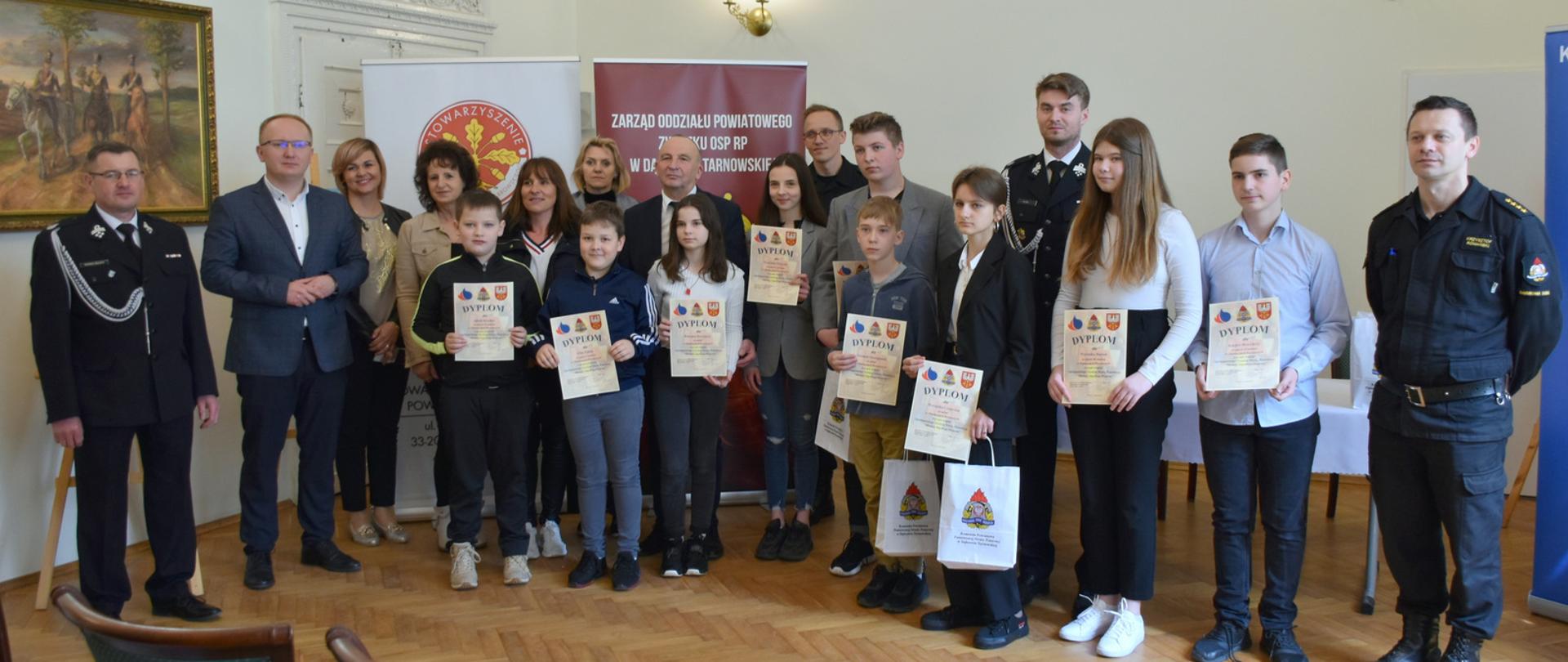 Na zdjęciu uczestnicy i organizatorzy eliminacji powiatowych OTWP.