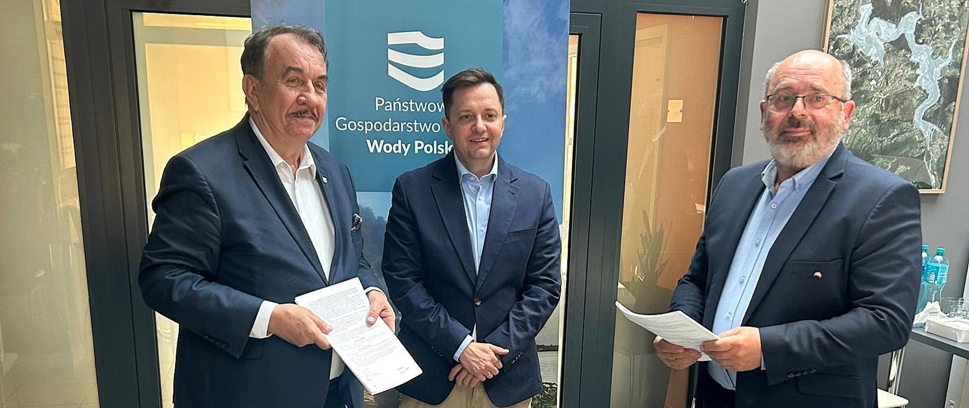 Umowy z przedstawicielem wykonawcy dotyczące prac remontowych w Kaskadzie Soły podpisał dyrektor Regionalnego Zarządu Gospodarki Wodnej w Krakowie Wojciech Kozak, w obecności prezesa Wód Polskich Mateusza Balcerowicza.