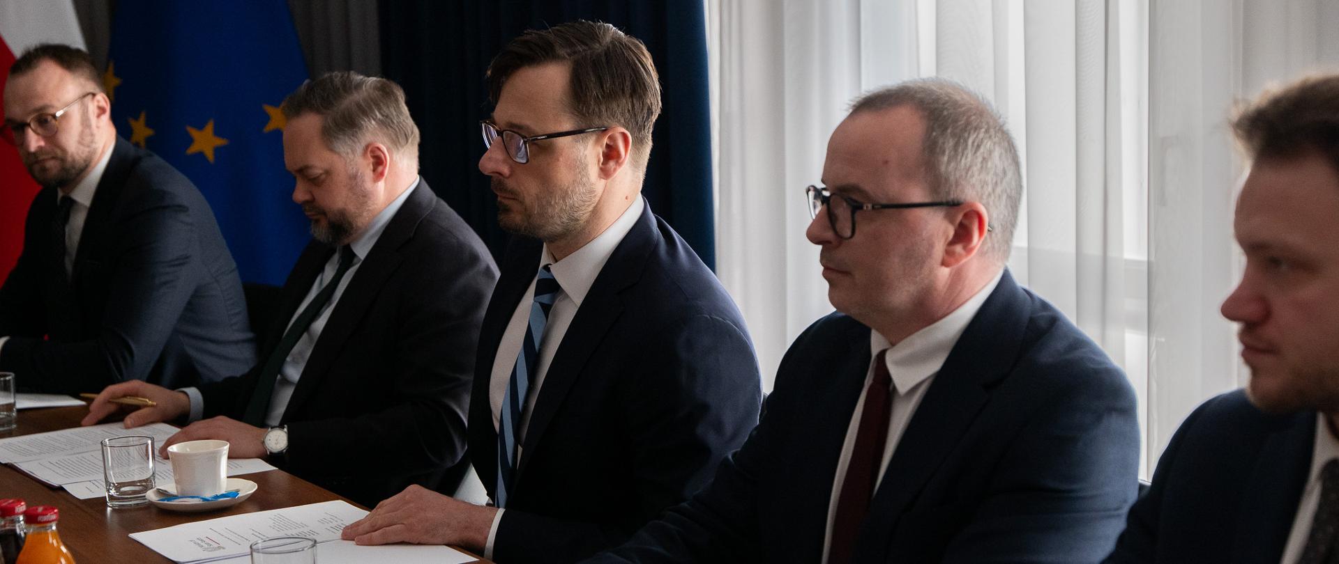 Minister Jakub Jaworowski, wiceminister Konrad Gołota oraz przedstawiciele MAP siedzą za stołem. 