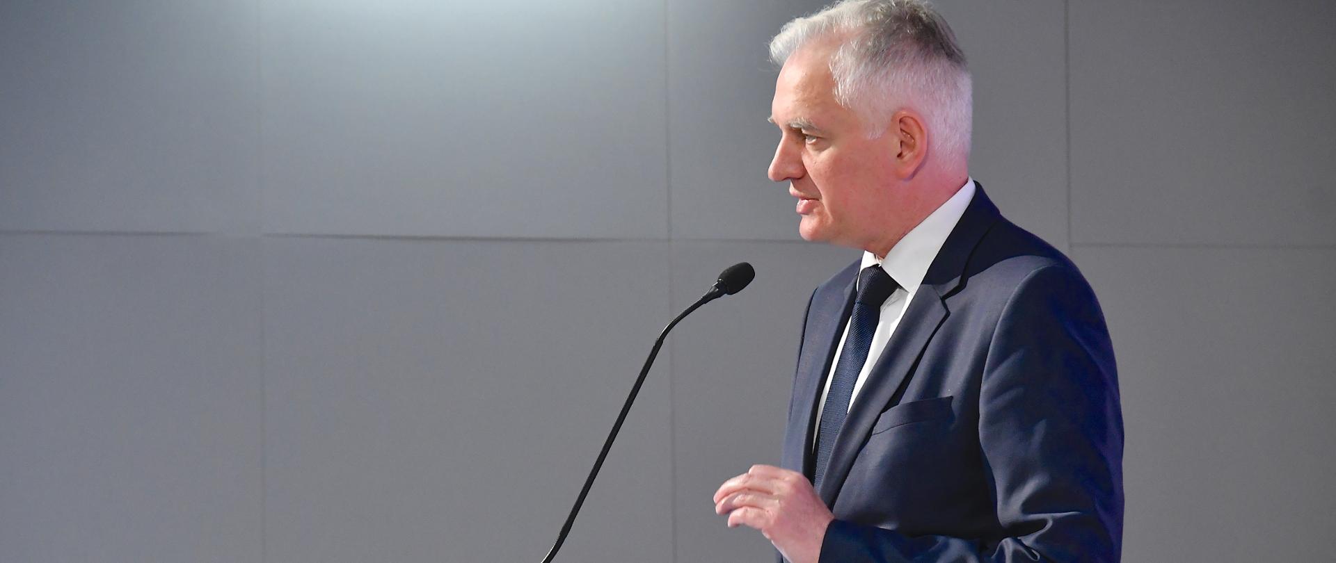 Na zdjęciu widać wicepremiera Gowina, przemawiającego do mikrofonu podczas szóstej konferencji z cyklu "Polonia Restituta", która odbywa się w Białymstoku.