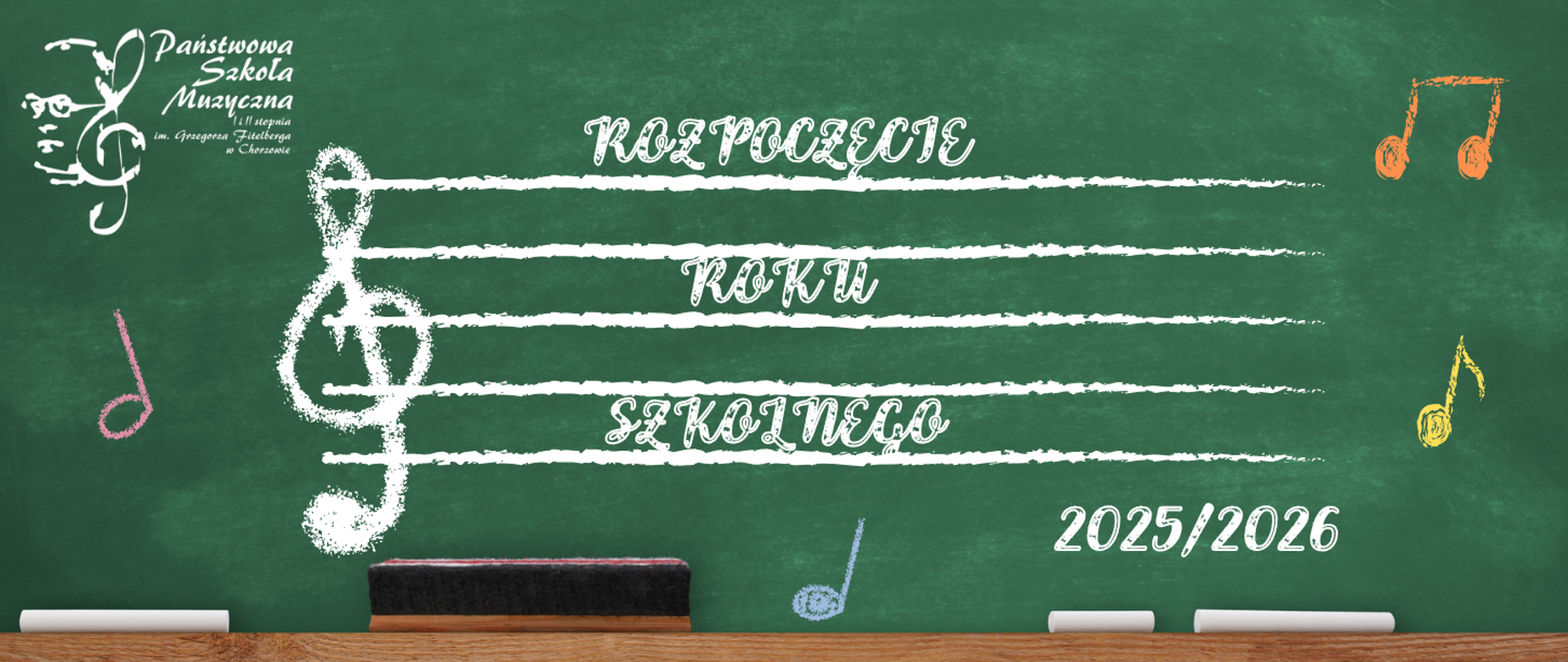Banner ma tło w formie zielonej tablicy szkolnej.
Na górze, po lewej stronie, znajduje się białe logo Państwowej Szkoły Muzycznej I i II stopnia im. Grzegorza Fitelberga w Chorzowie – widoczny jest napis oraz sylwetka twarzy narysowana z nut i klucza wiolinowego.
Centralną część plakatu zajmują białe linie pięciolinii oraz duży klucz wiolinowy narysowany kredą. Na liniach zapisano hasło:
„ROZPOCZĘCIE ROKU SZKOLNEGO”
Pod spodem, po prawej stronie, widnieje napis:
„2025/2026”
Wokół rozsypane są kolorowe symbole nut: różowa, niebieska, pomarańczowa i żółta. Na dole widoczne są dwa kawałki białej kredy leżące na drewnianej półce tablicy.
Banner ma radosny, szkolny i muzyczny charakter, łączy estetykę szkolnej tablicy z symboliką muzyczną.