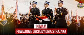 Zdjęcie przedstawiające strażaków niosących flagę państwową. W tle poczty sztandarowe PSP. 