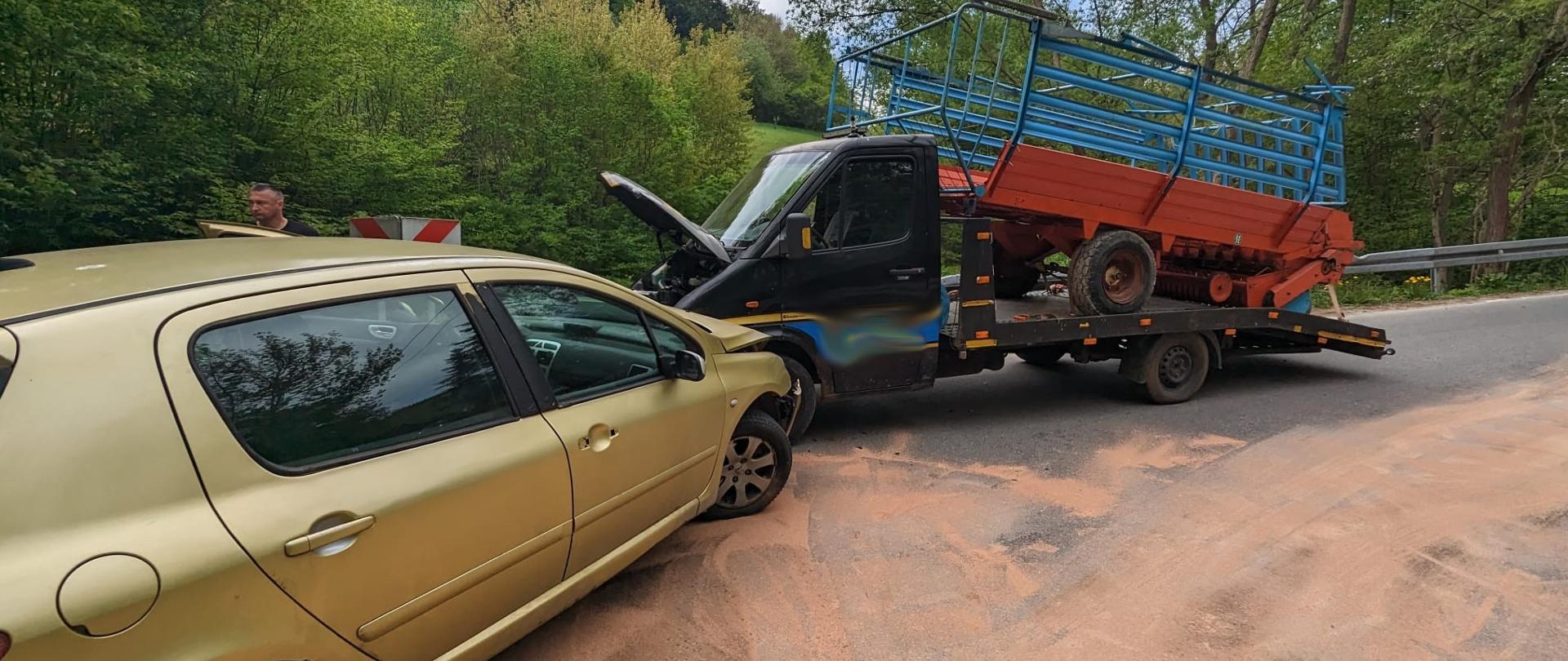 Samochody po zderzeniu a na drodze sorbent