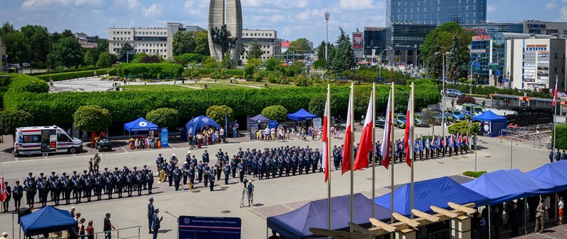 Plac przed Urzędem Wojewódzkim w Rzeszowie. Widok z góry. Na placu stoją policjanci ustawieni w szyku.