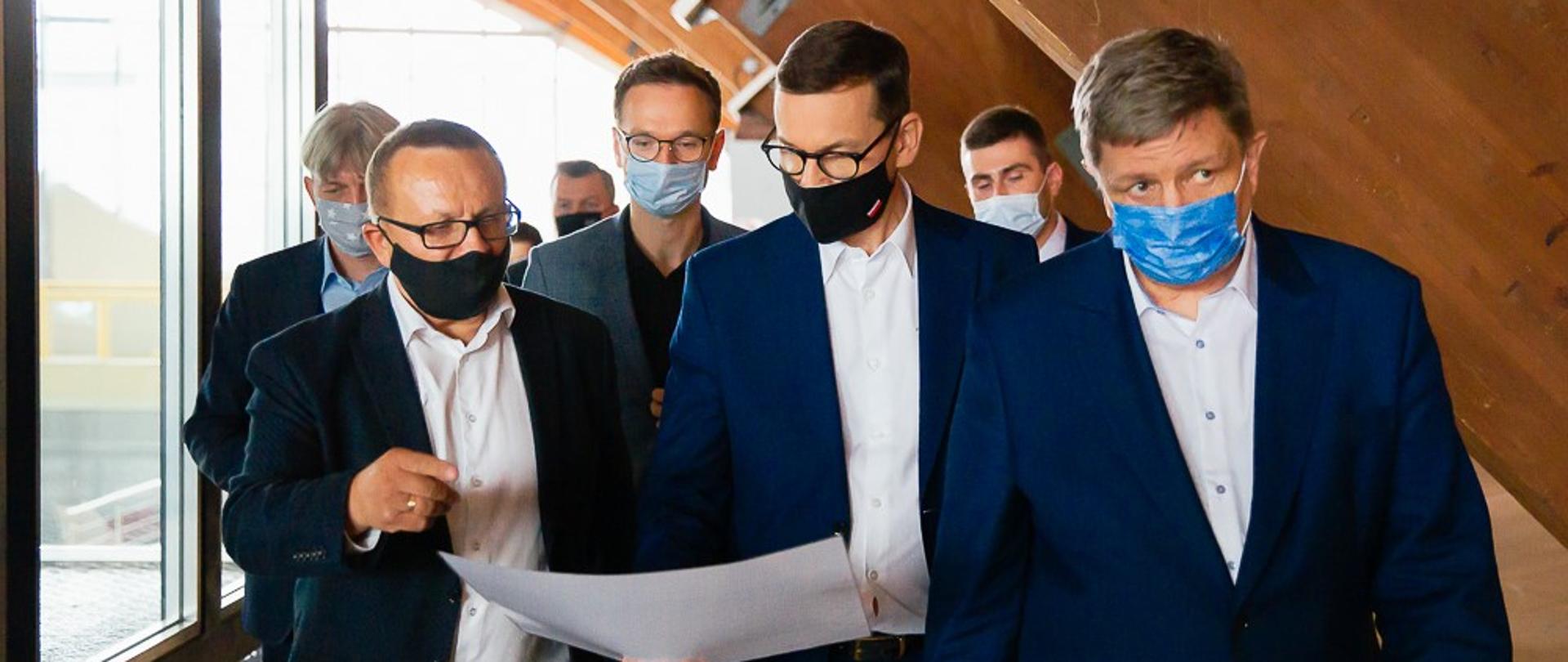 Premier ogląda inwestycję.