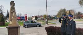 Kierownictwo komendy oddaje honor przy posągu św. Folriana