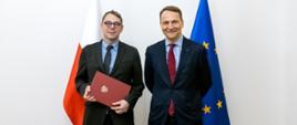 Minister Radosław Sikorski wręczył nominację ministerialną - Jakubowi Wiśniewskiemu