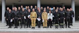 Grupowe zdjęcie uczestników warsztatów (26 osób) w towarzystwie Zastępcy Komendanta Centralnej Szkoły PSP oraz wykładowców (4 osoby)